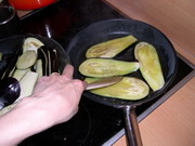 faire revenir les aubergines pour la moussaka