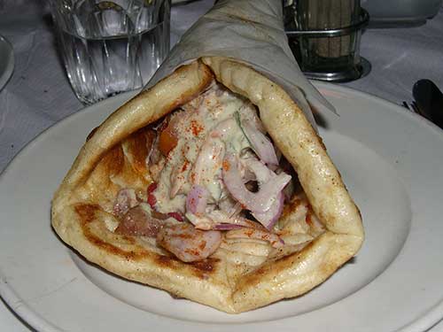 Souvlaki me pita – souvlaki avec pain pita